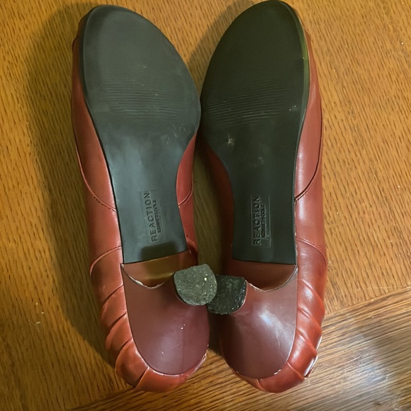 Red Kenneth Cole Reaction kitten heel - Picture 3 of 3